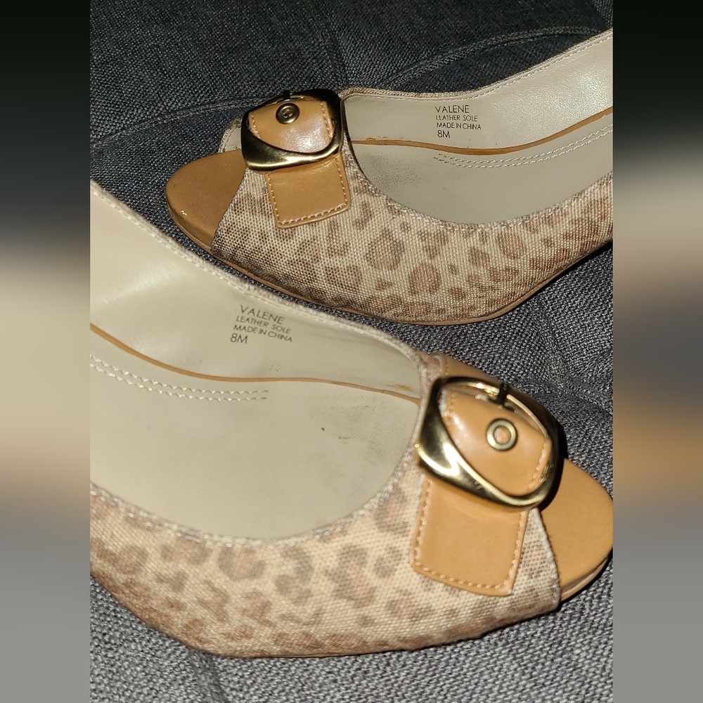 Ellen Tracy light leopard print, leather slingback stilletos buckle peep toe‎